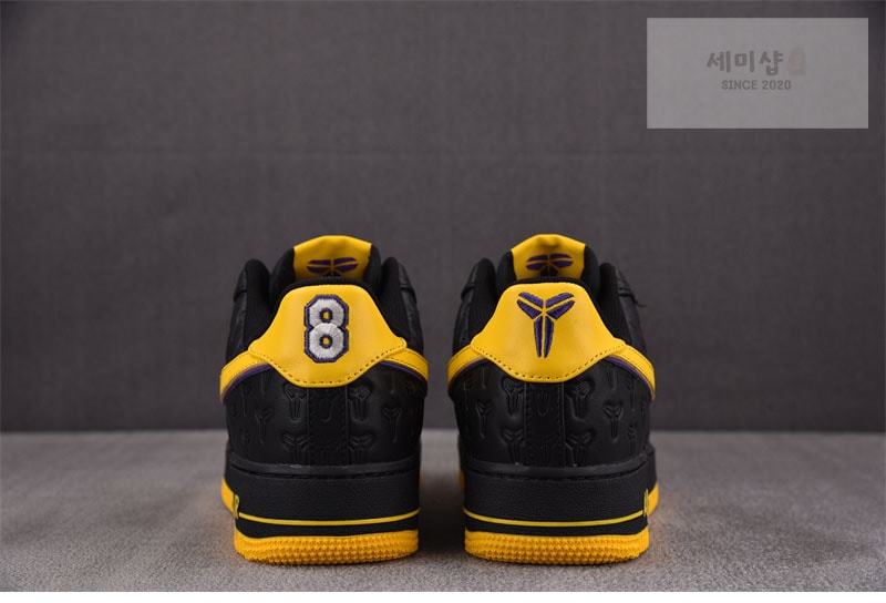 Nike 나이키 x 코비 브라이언트 에어포스 1 레이커스 어웨이 블랙 HV5122-001 신발 5번 이미지