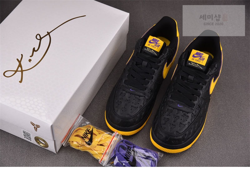 Nike 나이키 x 코비 브라이언트 에어포스 1 레이커스 어웨이 블랙 HV5122-001 신발 12번 이미지