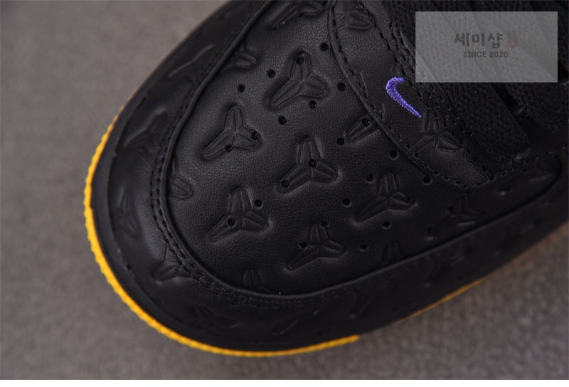 Nike 나이키 x 코비 브라이언트 에어포스 1 레이커스 어웨이 블랙 HV5122-001 신발 6번 이미지