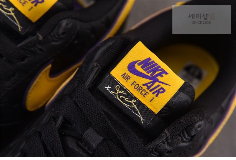 Nike 나이키 x 코비 브라이언트 에어포스 1 레이커스 어웨이 블랙 HV5122-001 신발 7번 이미지