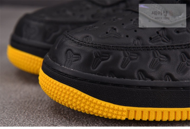 Nike 나이키 x 코비 브라이언트 에어포스 1 레이커스 어웨이 블랙 HV5122-001 신발 8번 이미지
