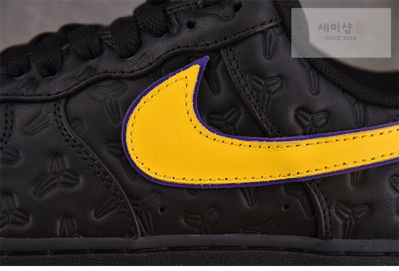 Nike 나이키 x 코비 브라이언트 에어포스 1 레이커스 어웨이 블랙 HV5122-001 신발 9번 이미지