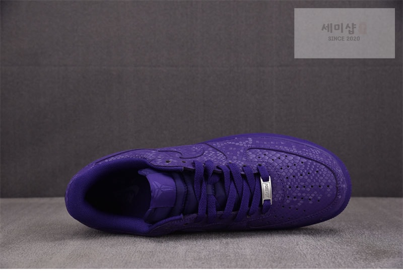 Nike 나이키 x 코비 브라이언트 에어포스 1 로우 코트 퍼플 IB0018-500 신발 4번 이미지