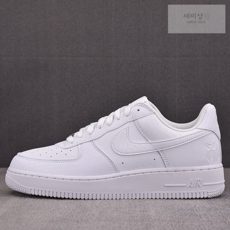 Nike 나이키 x 코비 브라이언트 에어포스 1 로우 트리플 화이트 IB0018-100 신발 1번 이미지