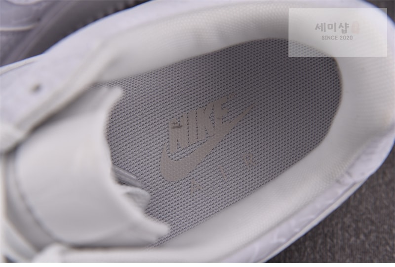 Nike 나이키 x 코비 브라이언트 에어포스 1 로우 트리플 화이트 IB0018-100 신발 2번 이미지