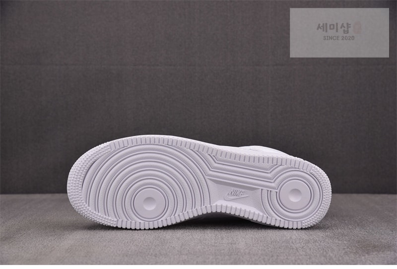 Nike 나이키 x 코비 브라이언트 에어포스 1 로우 트리플 화이트 IB0018-100 신발 3번 이미지