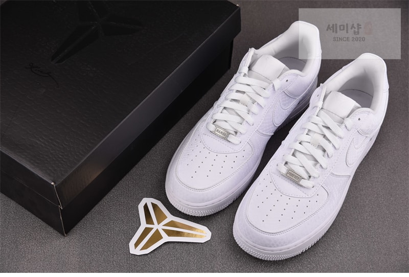 Nike 나이키 x 코비 브라이언트 에어포스 1 로우 트리플 화이트 IB0018-100 신발 4번 이미지