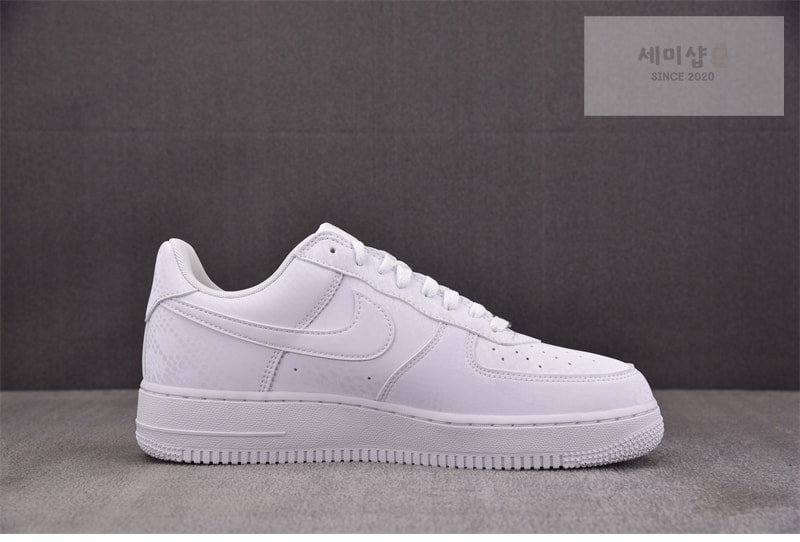 Nike 나이키 x 코비 브라이언트 에어포스 1 로우 트리플 화이트 IB0018-100 신발 6번 이미지