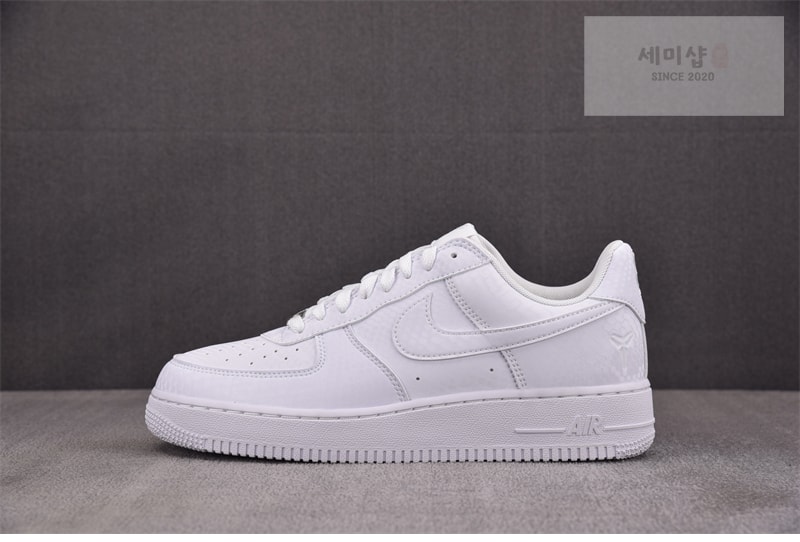 Nike 나이키 x 코비 브라이언트 에어포스 1 로우 트리플 화이트 IB0018-100 신발 7번 이미지