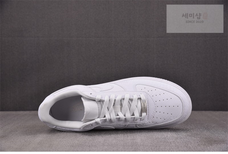 Nike 나이키 x 코비 브라이언트 에어포스 1 로우 트리플 화이트 IB0018-100 신발 8번 이미지