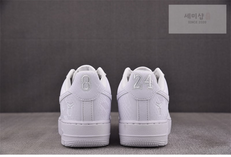 Nike 나이키 x 코비 브라이언트 에어포스 1 로우 트리플 화이트 IB0018-100 신발 9번 이미지