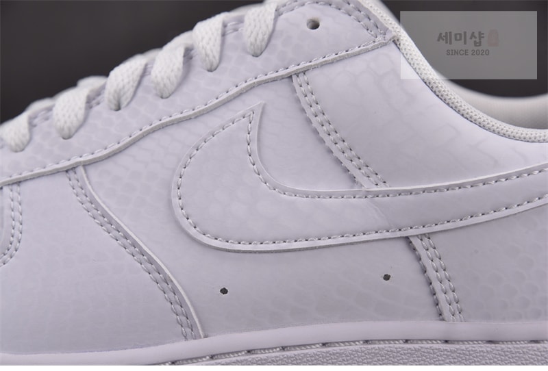 Nike 나이키 x 코비 브라이언트 에어포스 1 로우 트리플 화이트 IB0018-100 신발 10번 이미지
