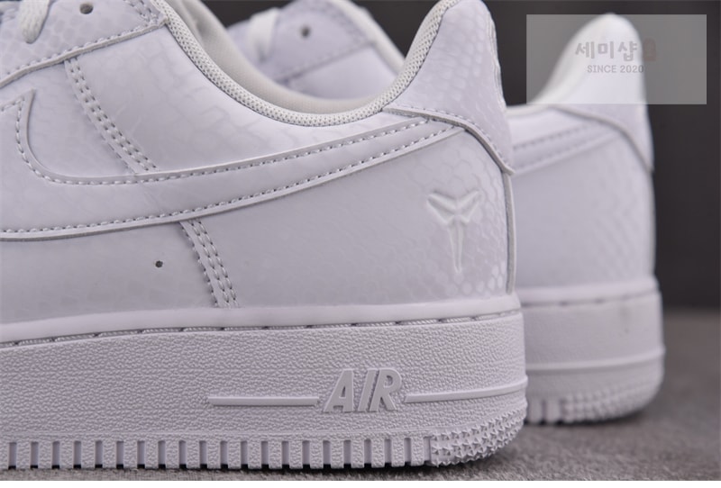 Nike 나이키 x 코비 브라이언트 에어포스 1 로우 트리플 화이트 IB0018-100 신발 11번 이미지