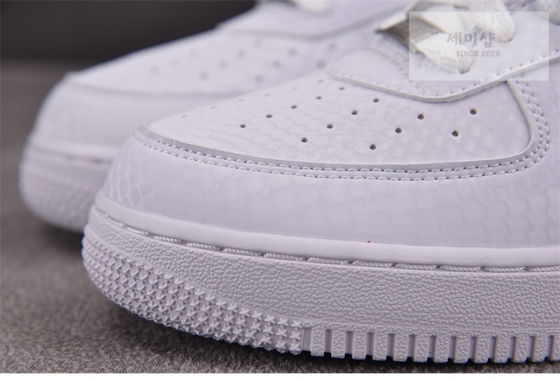 Nike 나이키 x 코비 브라이언트 에어포스 1 로우 트리플 화이트 IB0018-100 신발 12번 이미지