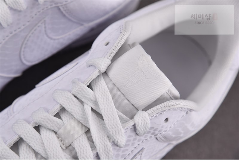 Nike 나이키 x 코비 브라이언트 에어포스 1 로우 트리플 화이트 IB0018-100 신발 13번 이미지