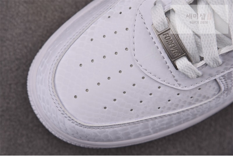 Nike 나이키 x 코비 브라이언트 에어포스 1 로우 트리플 화이트 IB0018-100 신발 14번 이미지