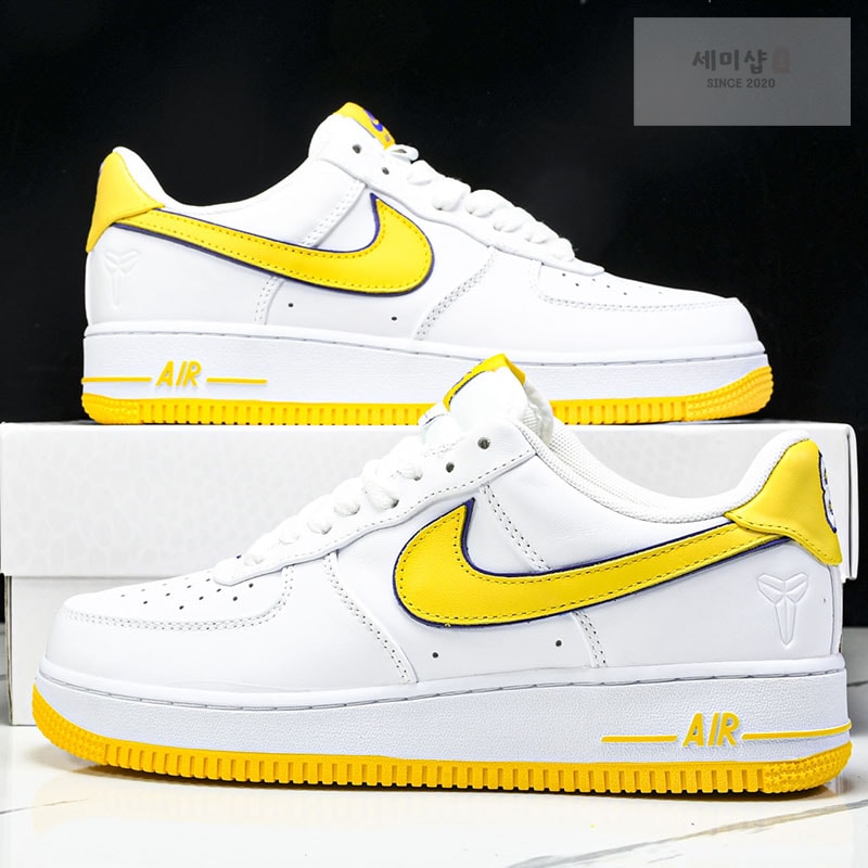 Nike 나이키 x 코비 브라이언트 에어포스 1 로우 QS 바시티 메이즈 앤 바시티 퍼플 신발 1번 이미지