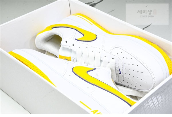 Nike 나이키 x 코비 브라이언트 에어포스 1 로우 QS 바시티 메이즈 앤 바시티 퍼플 신발 2번 이미지
