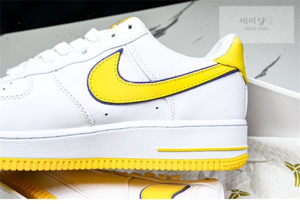 Nike 나이키 x 코비 브라이언트 에어포스 1 로우 QS 바시티 메이즈 앤 바시티 퍼플 신발 3번 이미지