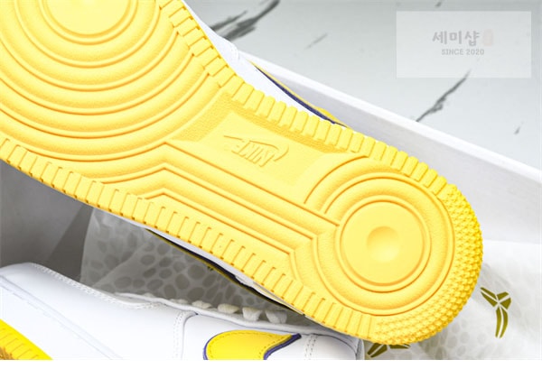 Nike 나이키 x 코비 브라이언트 에어포스 1 로우 QS 바시티 메이즈 앤 바시티 퍼플 신발 24번 이미지