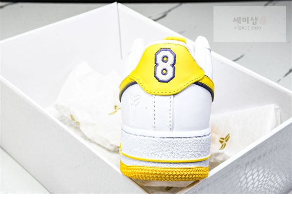 Nike 나이키 x 코비 브라이언트 에어포스 1 로우 QS 바시티 메이즈 앤 바시티 퍼플 신발 4번 이미지