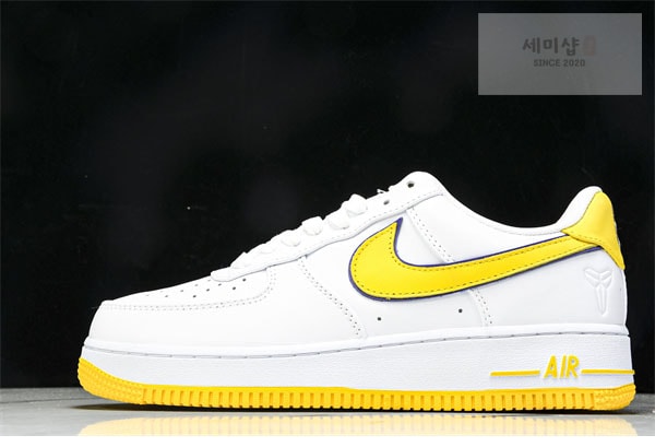 Nike 나이키 x 코비 브라이언트 에어포스 1 로우 QS 바시티 메이즈 앤 바시티 퍼플 신발 5번 이미지