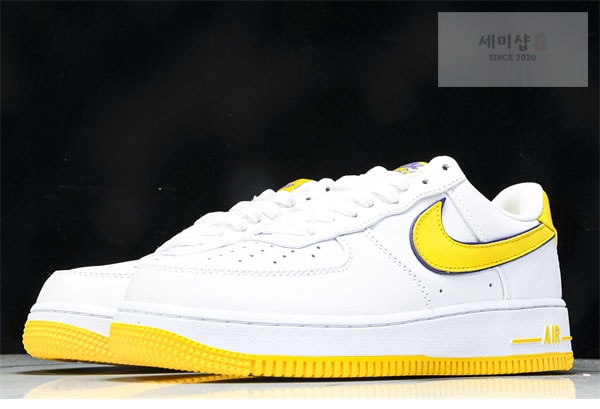 Nike 나이키 x 코비 브라이언트 에어포스 1 로우 QS 바시티 메이즈 앤 바시티 퍼플 신발 6번 이미지