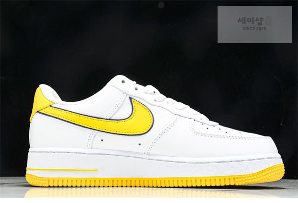 Nike 나이키 x 코비 브라이언트 에어포스 1 로우 QS 바시티 메이즈 앤 바시티 퍼플 신발 26번 이미지