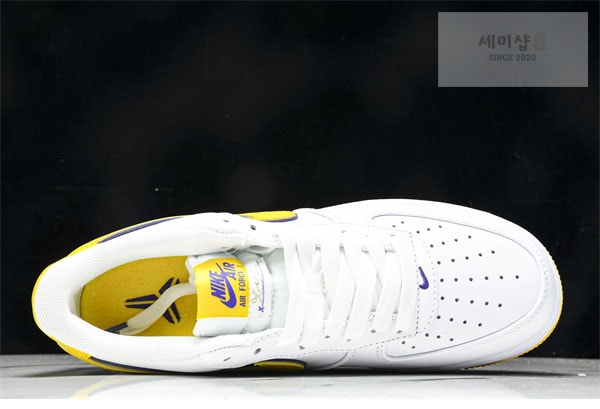 Nike 나이키 x 코비 브라이언트 에어포스 1 로우 QS 바시티 메이즈 앤 바시티 퍼플 신발 7번 이미지