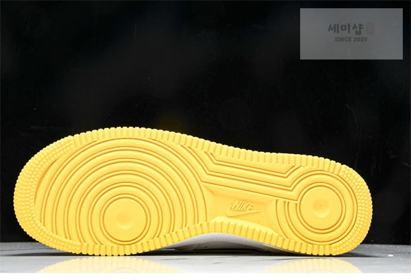 Nike 나이키 x 코비 브라이언트 에어포스 1 로우 QS 바시티 메이즈 앤 바시티 퍼플 신발 8번 이미지