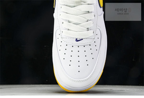 Nike 나이키 x 코비 브라이언트 에어포스 1 로우 QS 바시티 메이즈 앤 바시티 퍼플 신발 9번 이미지