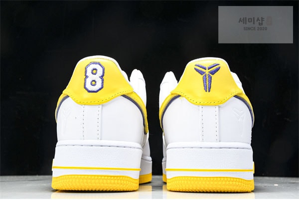 Nike 나이키 x 코비 브라이언트 에어포스 1 로우 QS 바시티 메이즈 앤 바시티 퍼플 신발 10번 이미지
