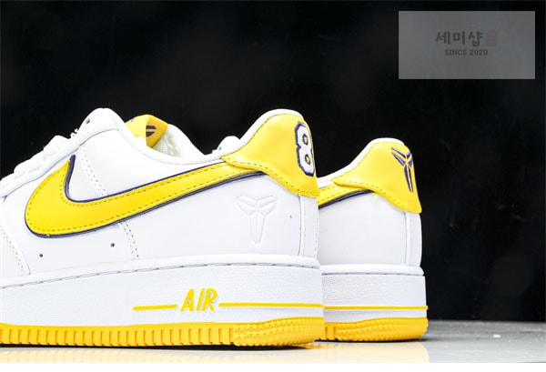 Nike 나이키 x 코비 브라이언트 에어포스 1 로우 QS 바시티 메이즈 앤 바시티 퍼플 신발 28번 이미지