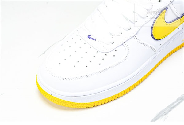Nike 나이키 x 코비 브라이언트 에어포스 1 로우 QS 바시티 메이즈 앤 바시티 퍼플 신발 25번 이미지