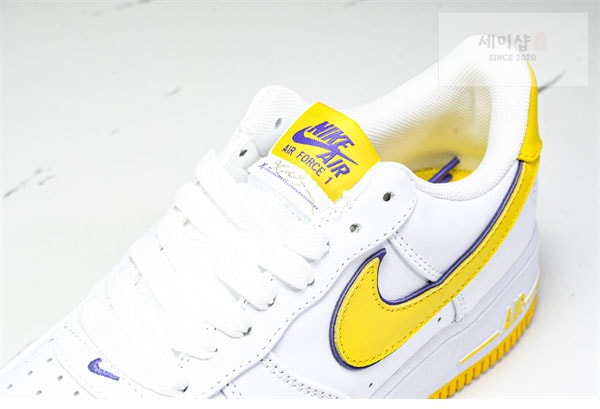 Nike 나이키 x 코비 브라이언트 에어포스 1 로우 QS 바시티 메이즈 앤 바시티 퍼플 신발 11번 이미지
