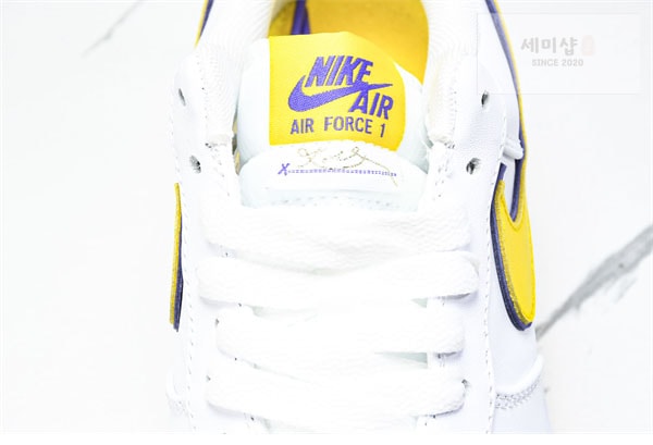 Nike 나이키 x 코비 브라이언트 에어포스 1 로우 QS 바시티 메이즈 앤 바시티 퍼플 신발 12번 이미지