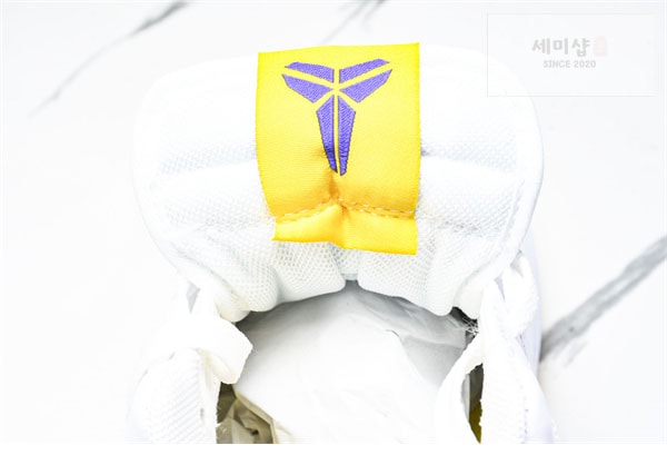 Nike 나이키 x 코비 브라이언트 에어포스 1 로우 QS 바시티 메이즈 앤 바시티 퍼플 신발 13번 이미지