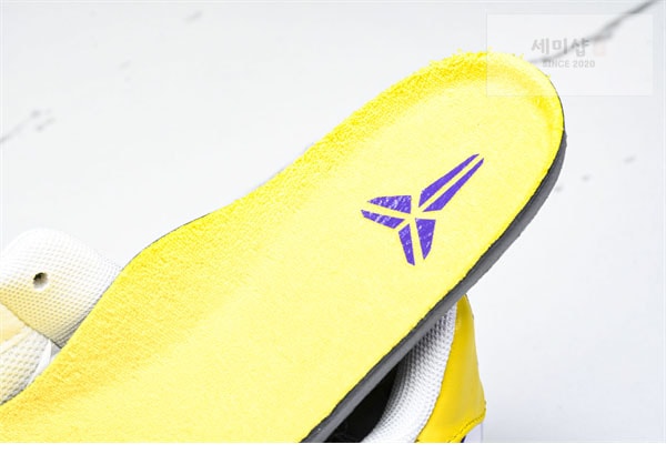 Nike 나이키 x 코비 브라이언트 에어포스 1 로우 QS 바시티 메이즈 앤 바시티 퍼플 신발 15번 이미지