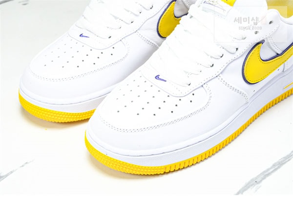 Nike 나이키 x 코비 브라이언트 에어포스 1 로우 QS 바시티 메이즈 앤 바시티 퍼플 신발 23번 이미지