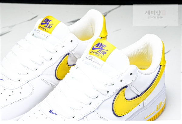 Nike 나이키 x 코비 브라이언트 에어포스 1 로우 QS 바시티 메이즈 앤 바시티 퍼플 신발 19번 이미지