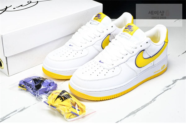 Nike 나이키 x 코비 브라이언트 에어포스 1 로우 QS 바시티 메이즈 앤 바시티 퍼플 신발 20번 이미지