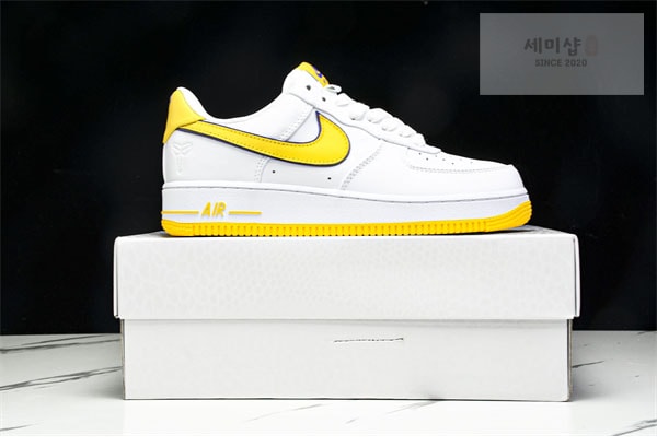 Nike 나이키 x 코비 브라이언트 에어포스 1 로우 QS 바시티 메이즈 앤 바시티 퍼플 신발 22번 이미지