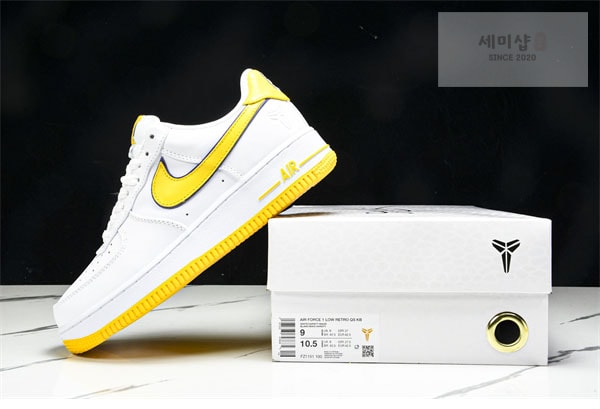 Nike 나이키 x 코비 브라이언트 에어포스 1 로우 QS 바시티 메이즈 앤 바시티 퍼플 신발 21번 이미지