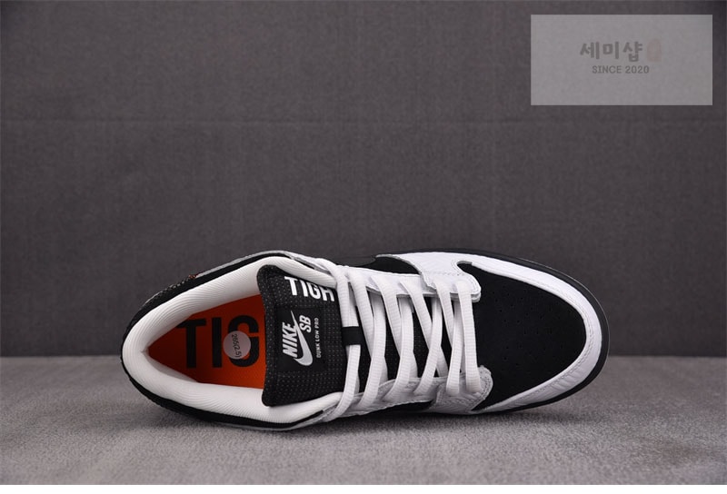 Nike 나이키 x 타이트부스 SB 덩크 로우 프로 블랙 화이트 FD2629-100 신발 4번 이미지