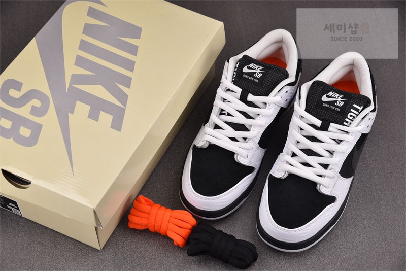 Nike 나이키 x 타이트부스 SB 덩크 로우 프로 블랙 화이트 FD2629-100 신발 7번 이미지