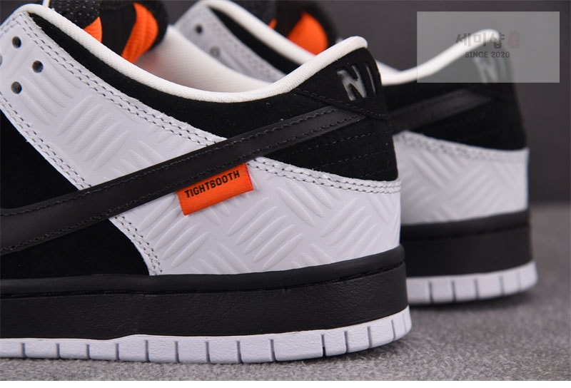 Nike 나이키 x 타이트부스 SB 덩크 로우 프로 블랙 화이트 FD2629-100 신발 11번 이미지