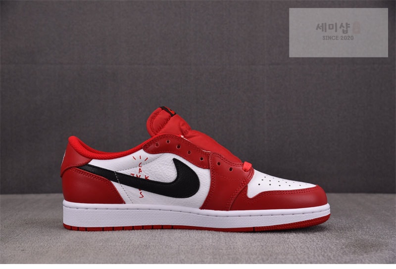 Nike 나이키 x 트래비스 스캇 에어조던1 로우 OG 시카고 DM7866-101 신발 3번 이미지