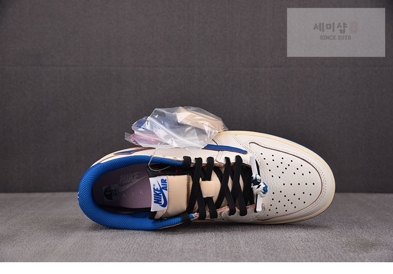 Nike 나이키 x 트래비스 스캇 에어조던1 로우 OG SP 세일 밀리터리 블루 DM7866-104 신발 1번 이미지