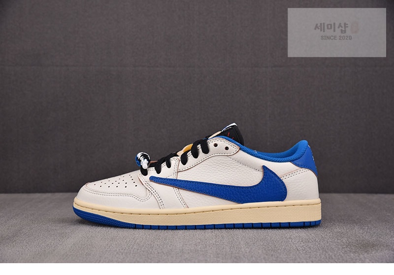 Nike 나이키 x 트래비스 스캇 에어조던1 로우 OG SP 세일 밀리터리 블루 DM7866-104 신발 2번 이미지