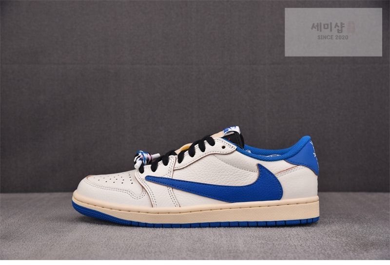 Nike 나이키 x 트래비스 스캇 에어조던1 로우 OG SP 세일 밀리터리 블루 DM7866-104 신발 2번 이미지